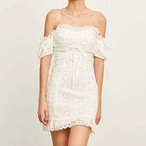 Shoulder dress in white